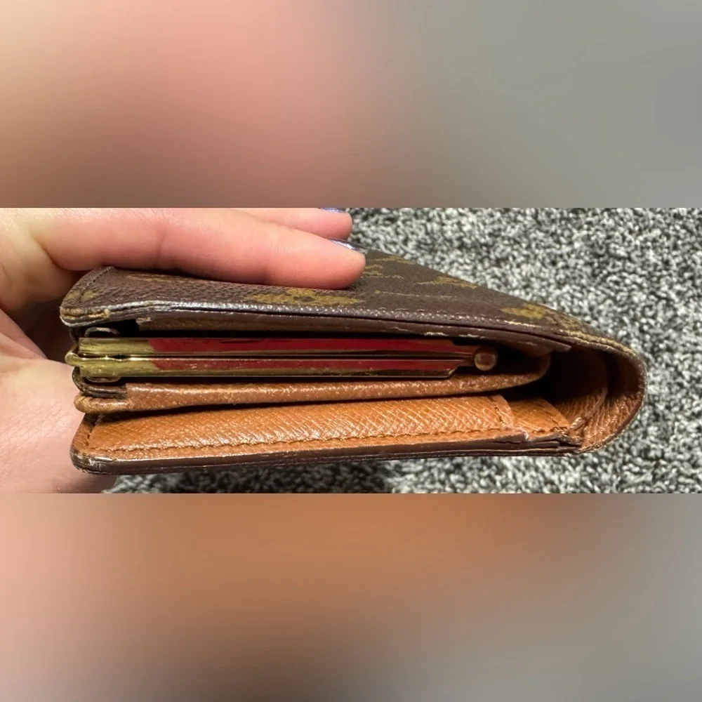 Louis Vuitton kiss lock monogram wallet